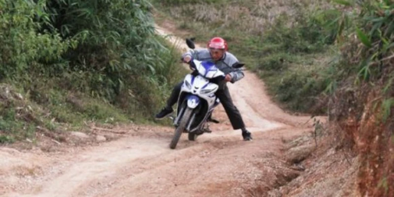 nam-mo-thay-di-xe-may-len-doc-qh99us